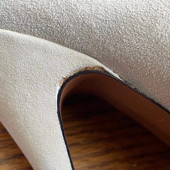 Limited Edition Salvatore Ferragamo White and Black Trim Pumps, Size 39 EU - Picture 15 of 16